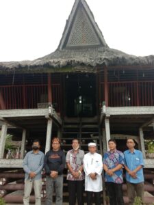 Perwakilan organisasi Simalungun, tokoh masyarakat Simalungun dan tokoh pemerhati pemerintahan yang menyampaikan surat terbuka kepada bupati Radiapoh Hasiholan Sinaga di Museum Simalungun Pematangsiantar (Jumat, 8.6.2022)